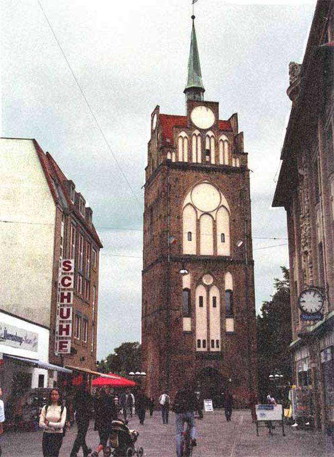 通りの西端には名の由来の煉瓦作り６層のクレペリナー門。14世紀建造、現在は市立歴史博物館