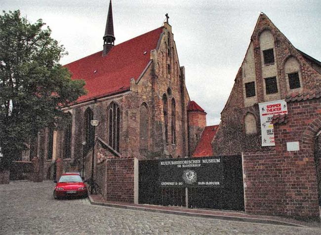 クレペリナー通りの北側一帯には中世の雰囲気が残り、その一角に元聖十字架修道院の文化歴史博物館があり、バルラッハの作品などが楽しい。