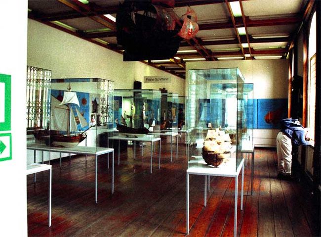 シュタイン門の近くにある有名な海運博物館内部。期待したわりには展示内容が古くて貧弱だった。これは帆船模型の部屋。