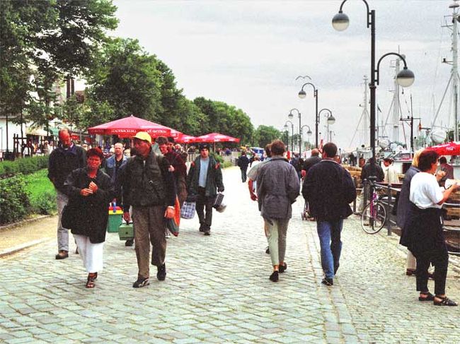 午後にロストックの外港ヴァルネミュンデに行く。<br />旧ヴァルノウ河に沿った遊歩道。左にレストランが並び、右に多くのボートが係留された河畔。