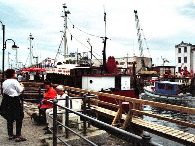 河畔にはヨットマンと観光客相手の露店が並ぶ