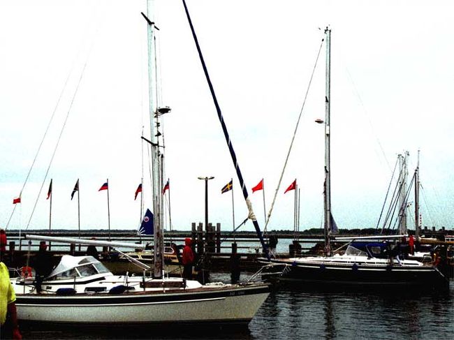 河に係留されたヨットやボート。週日なのに夕方になると沢山のヨットが戻ってくる。ここには写ってないが大型ヨットの多くがフェライン（Verein）という同好グループのようでお揃いの制服の中高年のメンバーだ。