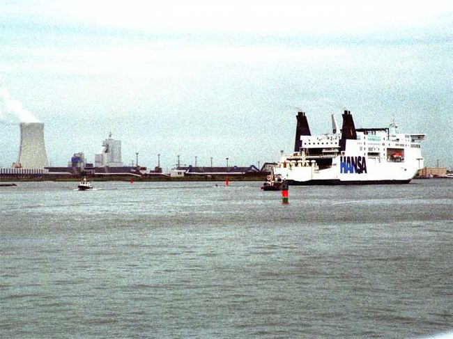 北欧へのフェリーが頻繁に出入りする。これだけが港の動き。<br />背景に冷却塔が見える、海岸に冷却塔とは解せない。⇒当時のメモを開くと石炭火力発電所だった。<br />