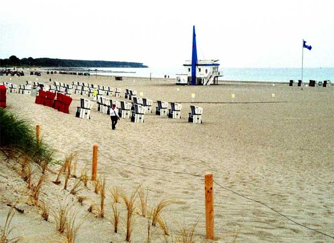 ヴァルネミュンデの海水浴場。砂浜にはビーチチェアーがならぶ。