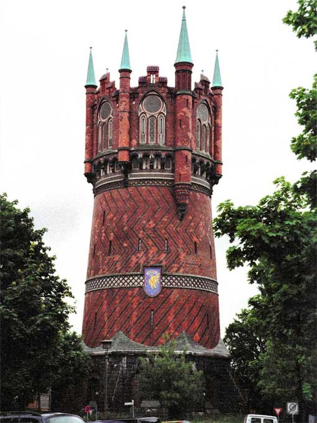 ホテルの東方に奇妙な塔を発見し15分ほど歩く。なんと貯水槽。