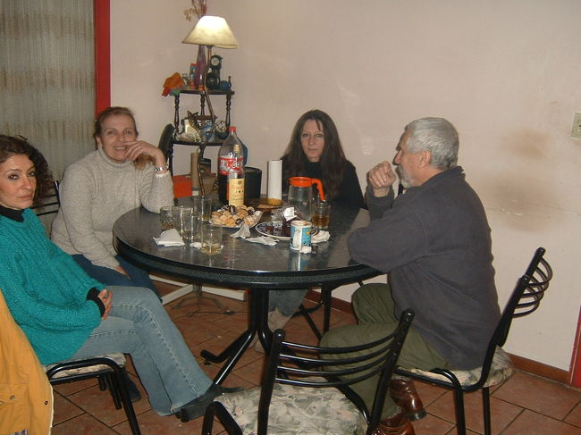 2年前に知り合ったブエノスアイレスの友人宅に今回も招待され､奥さんの心のこもった手料理と美味しいワイン､<br />スコッチウイスキーなど沢山御馳走になり､久し振りの再会を楽しみました．奥さんの友人二人もイタリア系美人です．Gracias !!! 有難う．