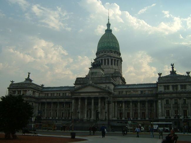 アルゼンチンの立派な威厳のある国会議事堂．国民はしっかりした政治と経済の回復を待望しています．日本も同じですが・・・・．