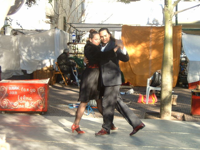 毎週日曜日にブエノスの下町サンテルモ地区にあるドレーゴ広場では骨董品市場が開かれ､アルゼンチン名物のタンゴ・ダンスも披露されます． 