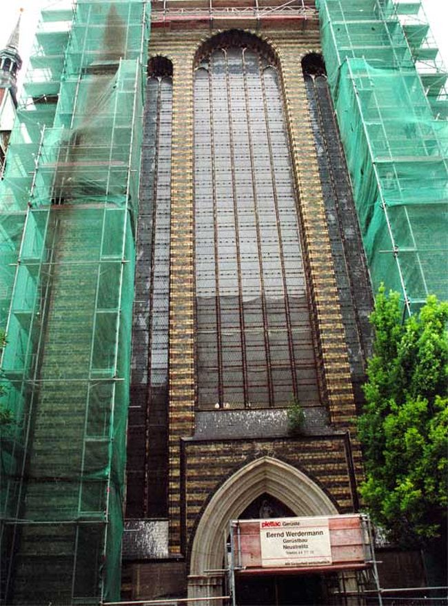 補修中の正面。珍しくステンドグラスでない。これがこの地方の特徴なのだろうか