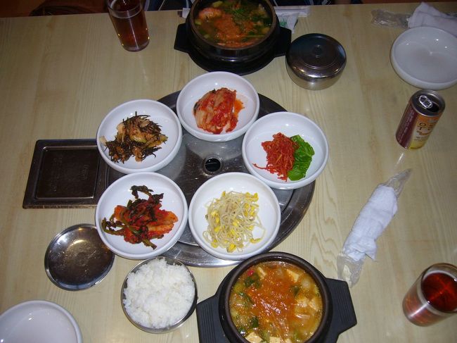 周辺の探検も終わり、お腹もすいたので<br />チェジュに来て始めてのご飯（夕飯）。<br /><br />ホテル周辺にあまりお店がなく、<br />唯一割と近くにあった飲食店にて<br />チゲ鍋のようなものを食べた。<br />（食べ物の名前を忘れてしまった・・）