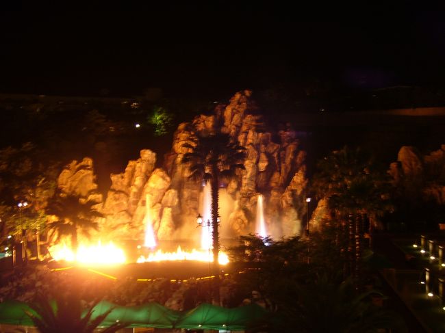 「オールイン」でもでてきた火山ショー。<br />運よく部屋のテラスから見る事が出来ました。<br />舞台前には野外レストランもあり、食事を<br />しながらショーを見る事が出来ます。<br />そっちの方が迫力あるかも・・