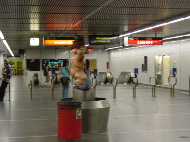 ハンガリーの地下鉄の構内です。<br />初めてでも何とかなるものです。地下鉄の地図片手に乗ってはみたものの…