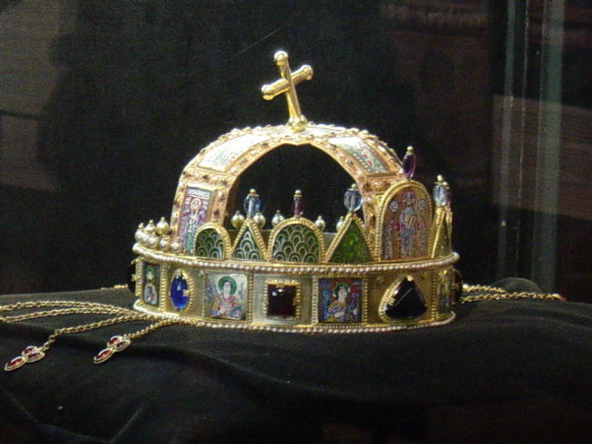 きれいですね。宝物ってついつい見入ってしまいます。よ〜く見てみると十字架が傾いています。なぜでしょう？？