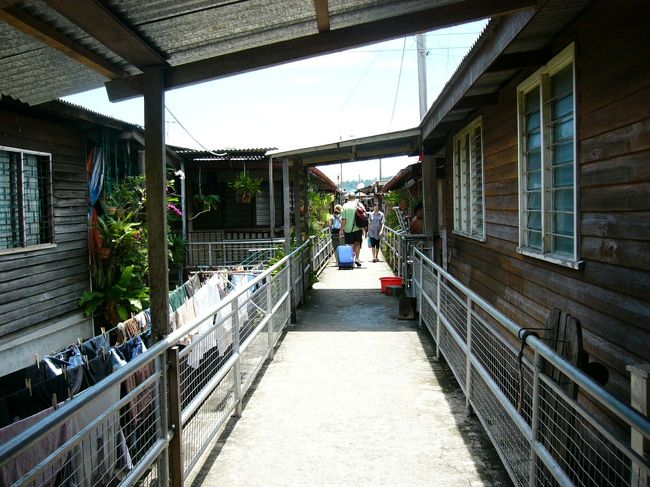 オランウータンセンターを出てバスで１時間弱。港に到着しました。この集落の間を通ってボートに乗ります。