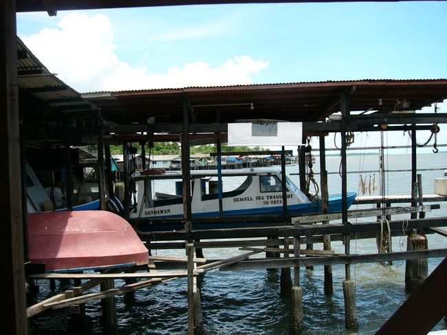 こんなボートに乗ります。１０人くらいは乗れたかな？