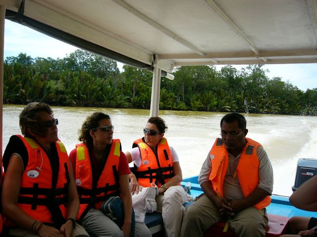 ライフジャケット着用義務があります。このあたりはフィリピンとの国境近くで不法滞在者も多いらしく、取締りが強化されている場所なのでしっかり着てください！！