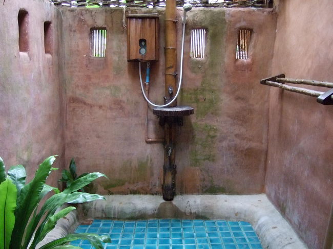 屋外のシャワールーム。<br />温水も出ます。