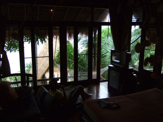 部屋の中はこんな雰囲気。<br />暗がりに海の色が映えます。