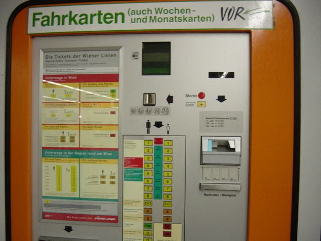 券売機です。確かコインしか入らなくてハンガリーのおば様にコインを分けて頂きました。地下鉄に乗るときはコインを用意しましょう。もうひとつびっくりしたことはエスカレーターが異常に早い(^_^;)