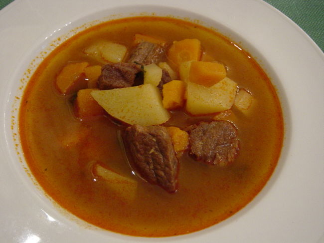 ハンガリーのグヤーシュです。結構おいしい。