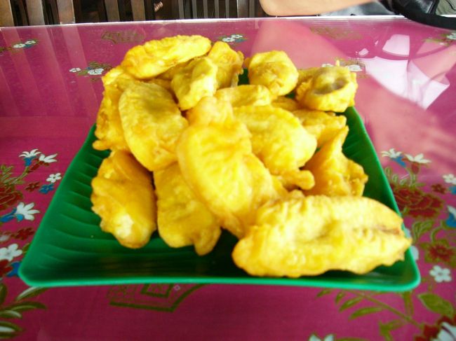 最初にお茶を出してくれました。おやつはバナナのてんぷらです。見た目はちょっと黄色いチキンナゲット？！