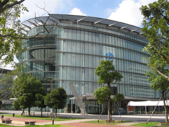 2007.8.14(Tue)<br />のんびり・・・と言いつつ、予定が満載。<br />まずは『夏休みの宿題』をクリアするために<br />日本科学未来へ！<br />宿題とは、「プラネタリウムに行くこと」。<br />この歳（どの歳？）で、プラネタリウムに<br />行ったことがなかったので、宿題にされたのです。<br /><br />朝一番で並びました。<br />並ばないとプラネタリウムのチケットが<br />なくなるっていうウワサだし、<br />未来館のＨＰにも「お並び頂いてもご覧いただけない場合がございます・・・」ってあるし、<br />気合を入れて開館１時間前の９時に到着★<br />あれ？誰もいない。どこに並ぶの？？？<br />早すぎました。。。<br />そんなわけで、外観の写真を撮ったり<br />していたのですが、そのうち人が<br />ワラワラ集まってきて・・・<br />あわてて10番目くらいに並んで、<br />暑い中、開館を待ちました。