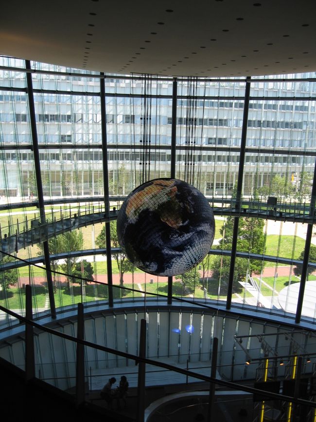 初プラネタリウム、感動でした。<br />プログラムはとっても不思議で、詩的な感じでした。<br />子供には難しいかも。<br />暗くて泣いている子もいたし。。。<br /><br />これは、地球。<br />たくさんの液晶でできていて、<br />天気や時間を表示したりもします。<br />でも、やっぱり青い地球の様子がキレイ♪