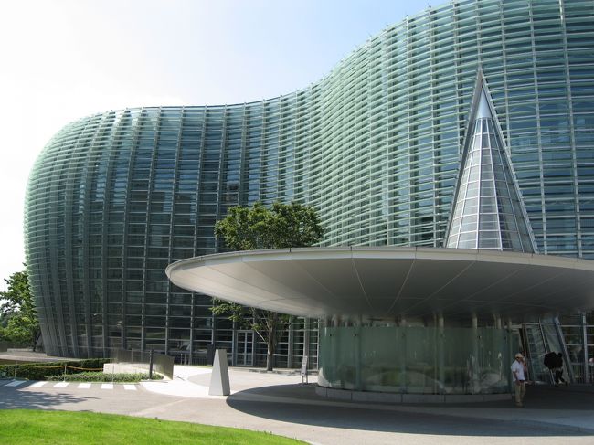 チェックアウトまでのんびり・・・なんて<br />してられない！<br />早速、国立新美術館へ。<br />すごい！かっこいい！<br />あのお方が設計したんですね〜。<br />へ〜、ふ〜ん。