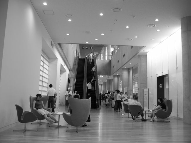 エッグチェアー、大人気！<br />近くでスタンバって、誰かが席を立ったら、<br />急いで、着席。