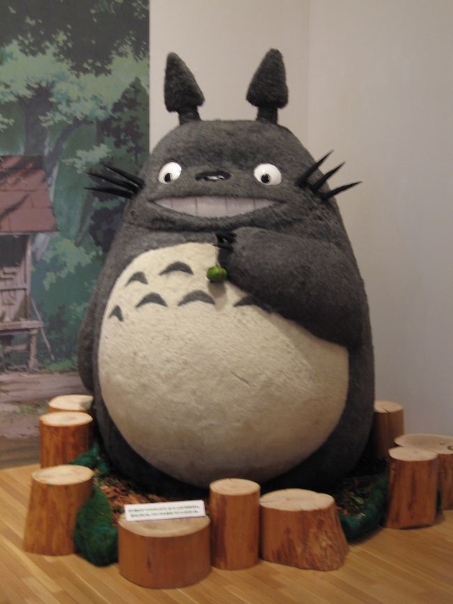 今回、出発の直前に東京都現代美術館で<br />「男鹿和雄展」（トトロの背景画を描いている方）を<br />やっていることを知り、<br />これは行くしかない！と意気込んで参りました。<br />が、確かにそこらじゅうでポスター見ましたよ、<br />夏休みまっさかりですよ、<br />だからといって、70分待ちはないんじゃないの！？<br /><br />迷いましたが、並びましたとも。<br />ディズニーランドのように風景を楽しむことも<br />できず、ただひたすら・・・