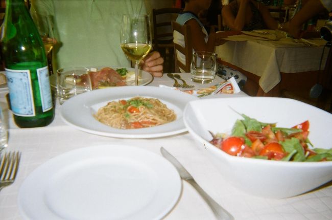 カプリ　Villa Verde<br />ウニのパスタ　美味!!<br />ワインはラクリマクリステイ<br />これもヴェスビオのワイン。ロマンチックな名前。<br />なかなか美味しい。<br />ちょうど行った時間が中途半端で暇そうな時間だったためか、お店のイケメンくんたちがいっぱい付いてくれた。<br />お料理もすごく美味しかったし満足♪