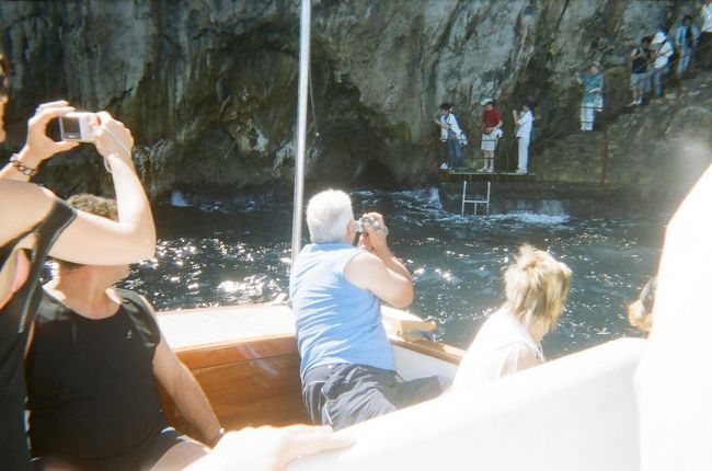 ここが青の洞窟！<br /><br />確かにこれだけ波が高いと、あの入口は無理ですね。<br />陸路からの観光客が名残惜しそうに、洞窟の方にカメラを向けていました。<br />手に取れるぐらいのところまで来てるのに、残念でした。