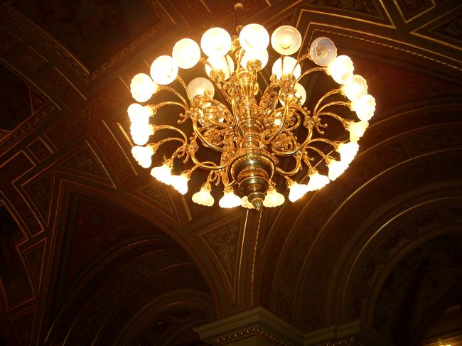 赤いカバンは英語のツアーに参加。ココでようやく日本人に出会いました。久々に耳にした日本語。懐かしいな〜・・・・。<br />劇場に入ると、こんな爛漫なシャンデリアが出迎えてくれました。<br />あっ、1つ灯りついてないよ・・・っ残念。