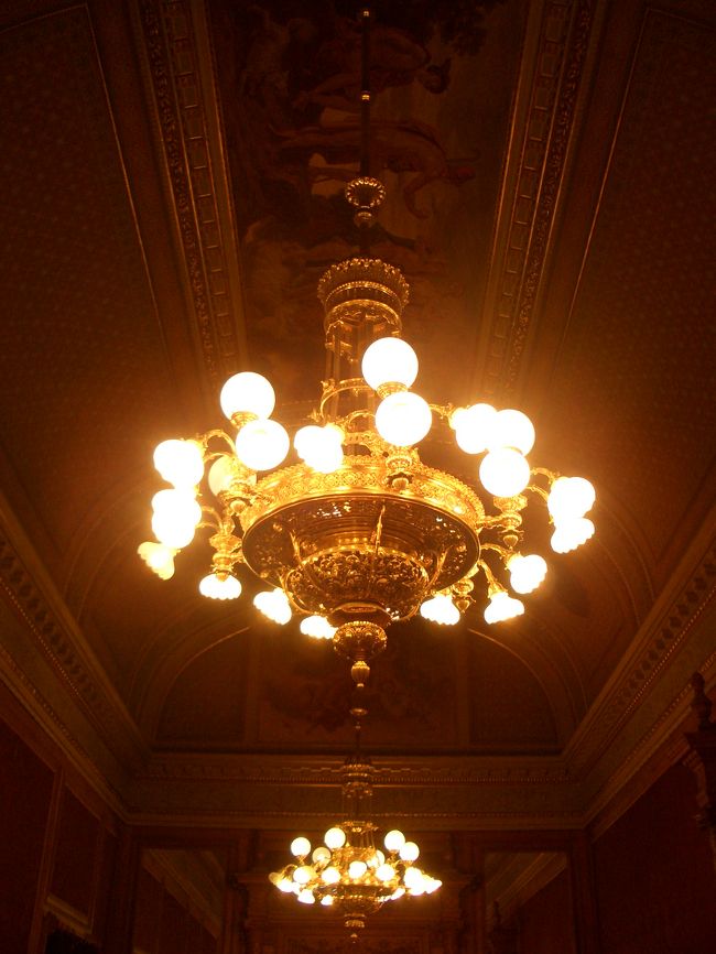 またもご立派なシャンデリア〜♪重くて落ちそう。しっかり天井に掴まっててね。