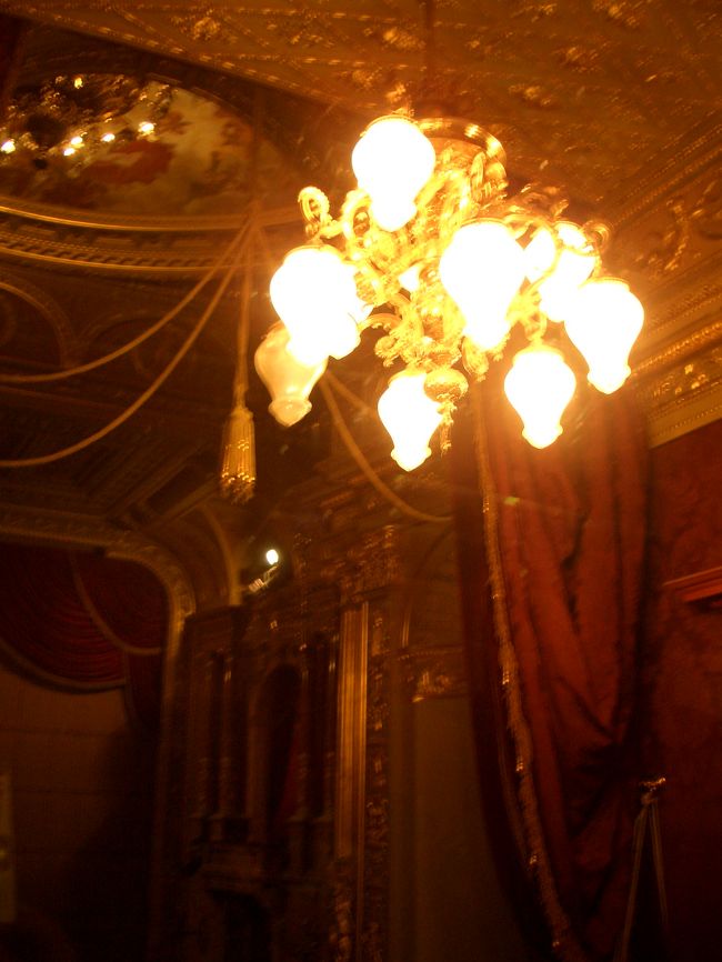 こちらのお部屋も待合室です。まっ金きん。ひっかいたら金取れるかな〜。。などと馬鹿げたことを考えてみる。