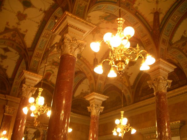 そしてこちらの階段が最もキラキラしていた所。大理石の柱もピカピカ光っていました。<br />こんな家に住んだら・・・さぞ落ち着かないだろうな〜〜。って、、、住むことないから安心しなはれ。