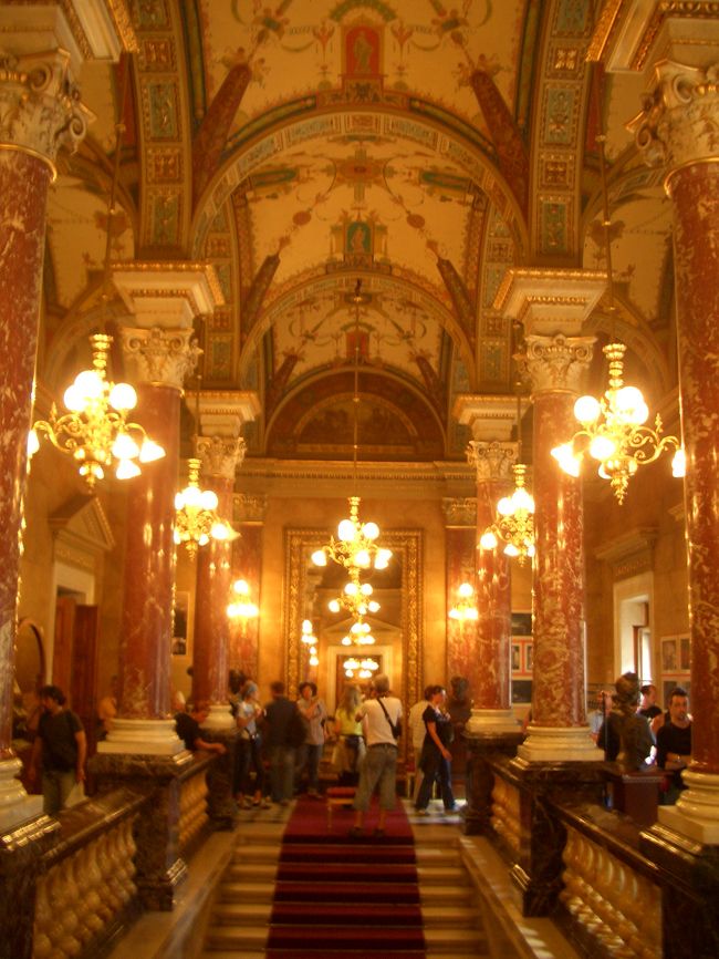 みな、思い思いに、この特別な空間を堪能しております。赤い絨毯がステキ（☆☆）<br />パリのオペラ座も非常に素敵でしたが、ここもここで美しいでございますな〜。