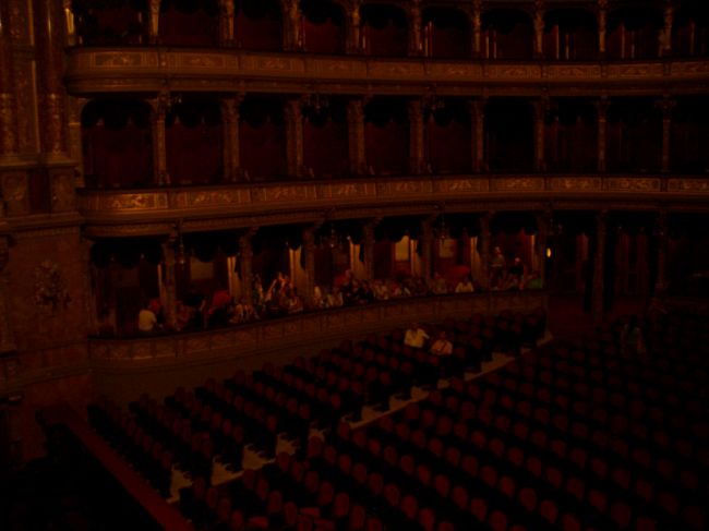 エリザベート席から撮った劇場内部。赤いカバンの腕が悪くて、見やすい写真が撮れませんでした。。(；¬；)すみましぇん。