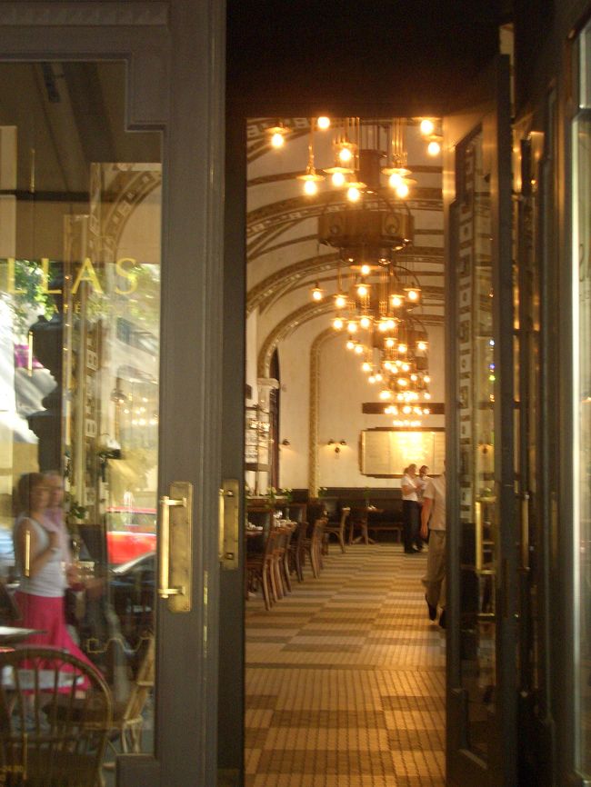 気を取り直して中央市場へ向かうことにします。<br />歌劇場の付近にあったカフェが素敵だったもので、ちょっと撮らせてもらいました。