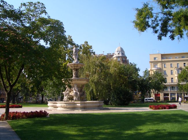 名前は忘れましたが、街中にある広場です。美しい緑がやさしい風に揺られていました。やっぱり、こっちの夏はいいなー♪