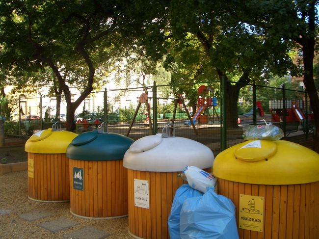 こちら、ゴミ箱でございます。ヨーロッパは日本より環境対策がかなり先進的です。だって分別もかなりしっかりですし、何しろ街中にゴミ箱がた〜くさんあるので。。