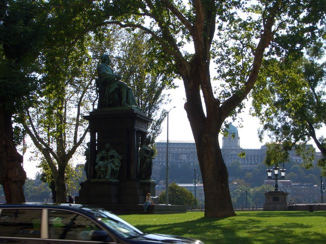 歌劇場から歩いてドナウ川沿いにやってきましたよ☆ほら、対岸に王宮も見えます^^<br />これからドナウ川沿いを走る２番トラムちゃんに乗って、中央市場を目指します。中央市場へはこのトラムが一番便利な気がします。赤いカバン、滞在中何度も利用しました。