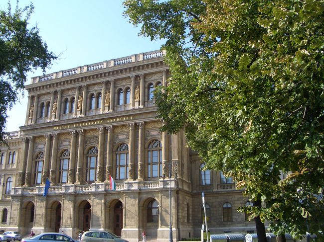 こちらは国立科学アカデミーの建物。ここから出てる２番トラムに乗り込むのでしゅ〜＠