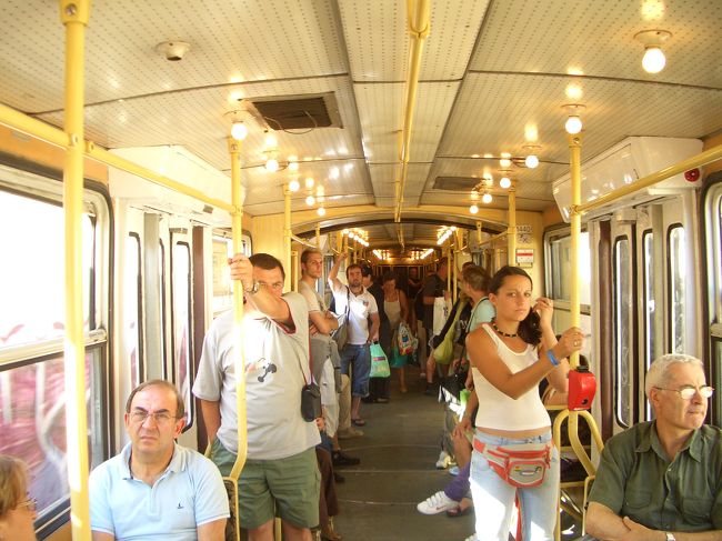 トラムの中を撮影。これまた背筋が凍るほど恥ずかしかった(**;)でもでも頑張りました。右側のお姉さん、若干睨んでます。左側の座ってるおじさん、若干？というかかなり、不機嫌そうです。。<br />すみまへん、でも時すでに遅し・・・・だってもう撮っちゃいましたもの。。