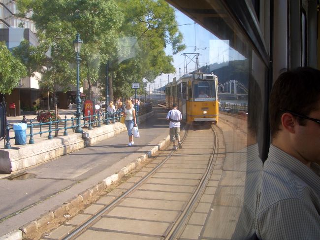 逆方向のトラムとすれ違いました。ブダペストの交通機関はとても発達していて便利。２番トラムも、かなり頻繁に往来しています。