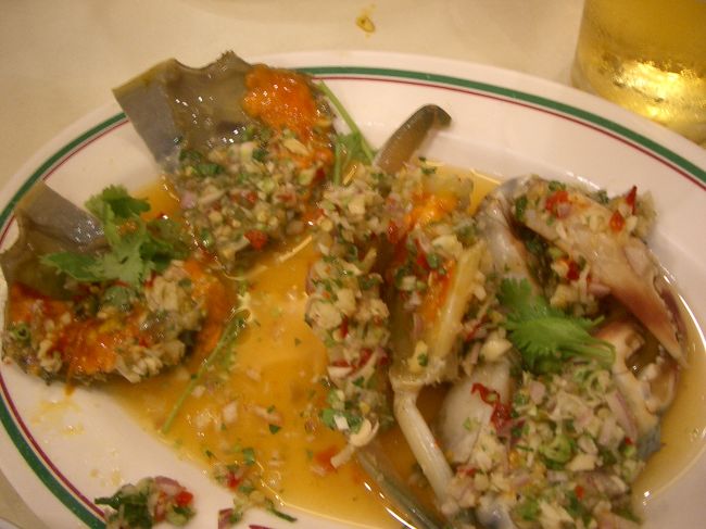 カニの生の料理。日本では出会えない味