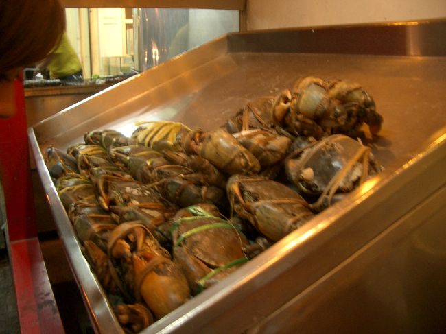 店の前には、先ほどのかにがごっそりありました。<br />料理もおいしいけども、店員の対応がすばらしい。とにかくあかるくて紳士でした。