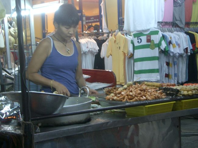 タイならではって感じの景色。おなかいっぱいなのに、食べ歩きしたくなります。