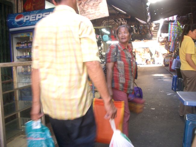 本日はアユタヤへ。駅。出発前に駅前の屋台で朝ごはん。一品１００円くらい安！