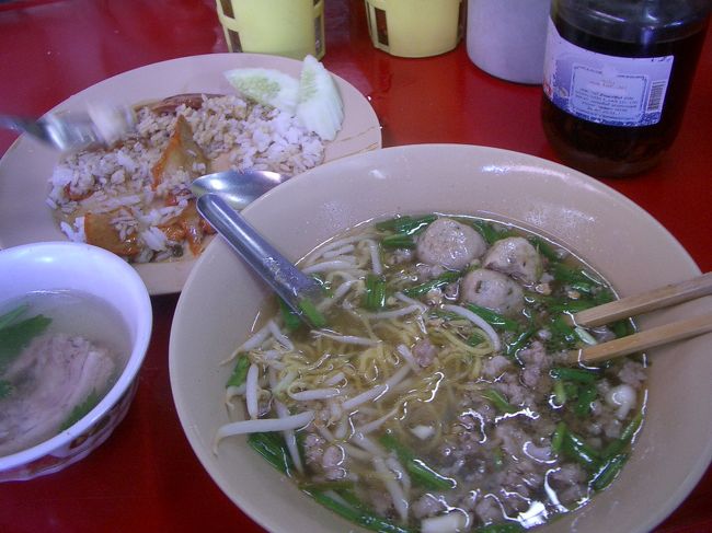 と、コレ。麺とご飯。うまかったなー